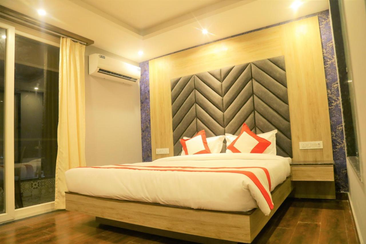 Hotel The Eleganza Jhājra Esterno foto