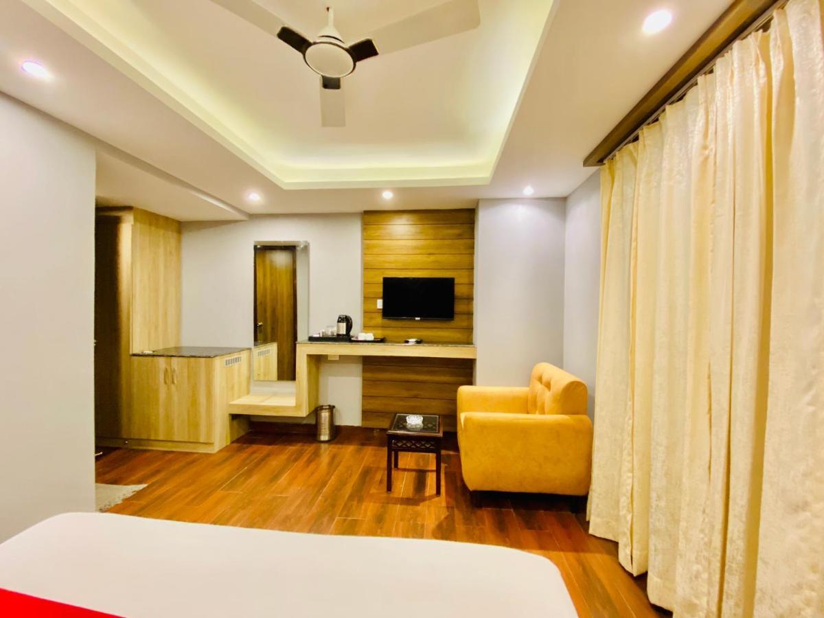 Hotel The Eleganza Jhājra Esterno foto