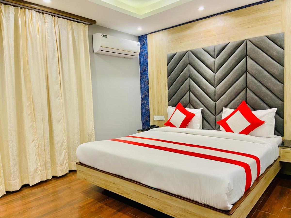 Hotel The Eleganza Jhājra Esterno foto