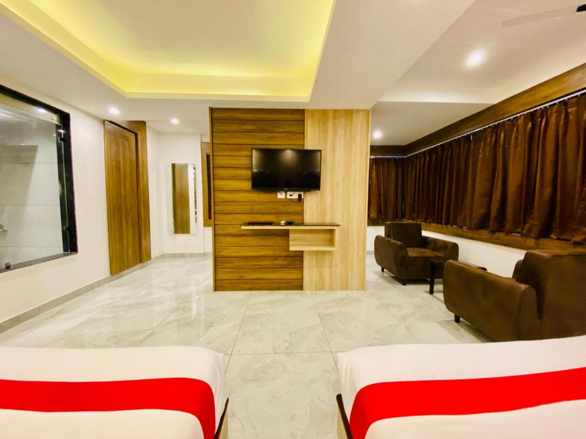 Hotel The Eleganza Jhājra Esterno foto
