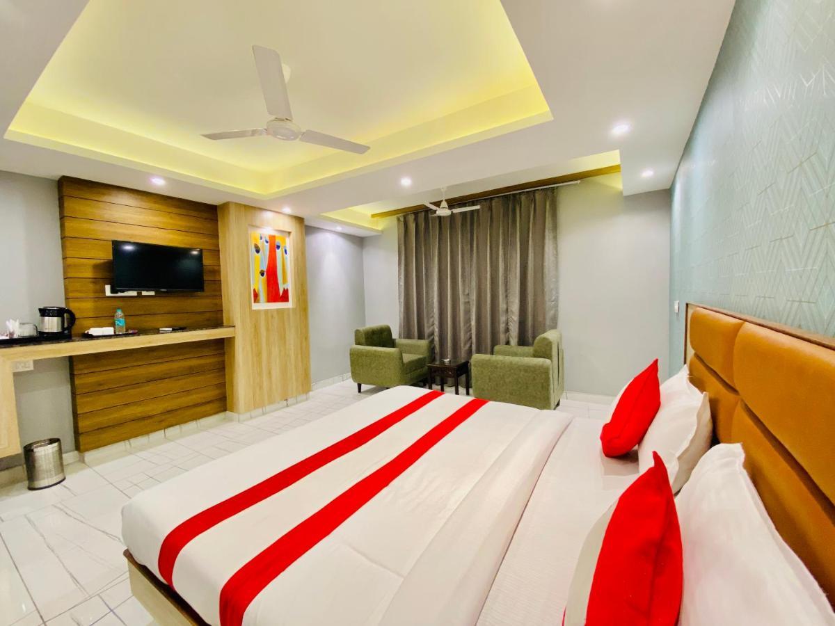 Hotel The Eleganza Jhājra Esterno foto