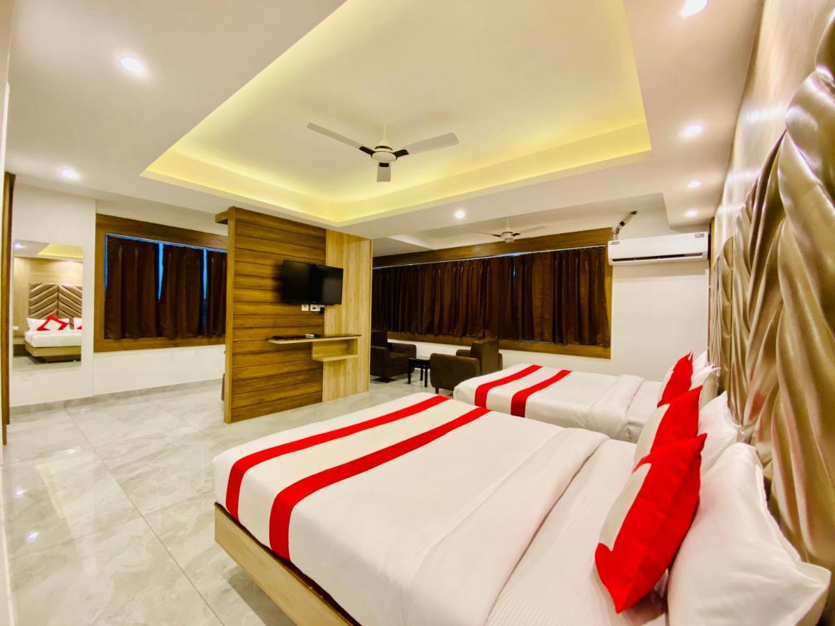 Hotel The Eleganza Jhājra Esterno foto