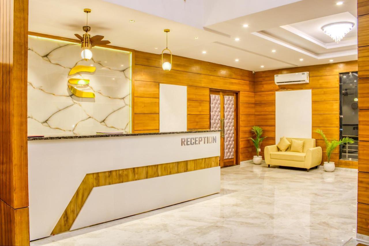 Hotel The Eleganza Jhājra Esterno foto
